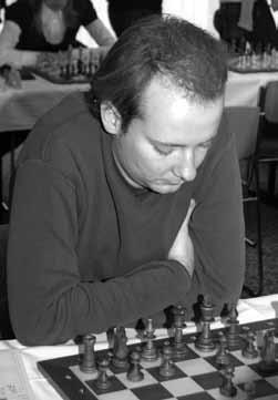 Bodensee-Cup in Konstanz Unglücklich kämpfende Schweizer Letzte Syang Zhou (Würt) Gabriel Gähwiler (Sz) Sizilianisch (B81) 1. e4 c5 2. Hf3 d6 3. Hc3 a6 4. d4 cxd4 5. Hxd4 Hf6 6. h3 e6 7. g4 Ie7 8.