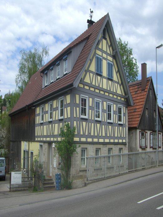 Ellwanger Straße 3 Erhaltenswertes historisches Gebäude Wohnstallhaus Giebelständiges, zweigeschossiges Wohnstallhaus (Erbsölde) mit Satteldach, im