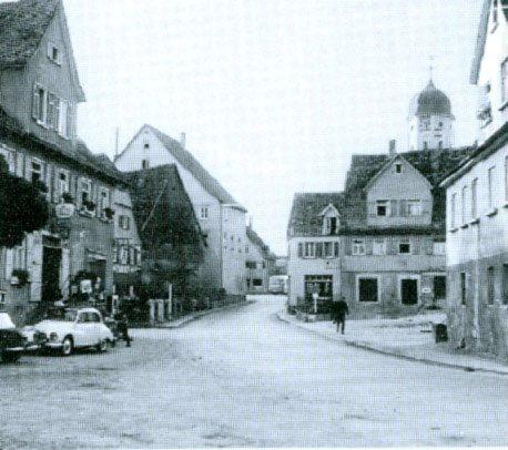 Die Straße verläuft in leichtem Bogen von Westen nach Osten, knickt im Bereich des St.-Georgs-Platzes am Rathaus in Richtung Südosten zur Bühlerbrücke ab.