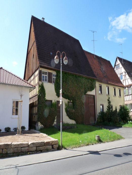 Hauptstraße 25 Erhaltenswertes historisches Gebäude Wohnstallhaus Zweigeschossiges, traufständiges Fachwerkgebäude mit Satteldach, westlicher Giebelfeld mit einer Holzverschalung verkleidet, darunter
