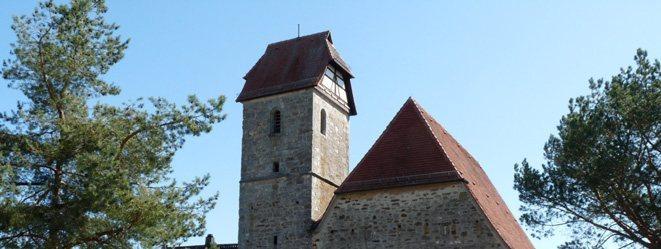 Halbwalmdach; der Turm mit Krüppelwalm im Kern 13. Jh., der Saalbau mit Chor im Kern um 1500, im 17. Jh. barock umgestaltet, Renovierungen 1730, 1950, 1973, 1987 und zuletzt 2001.