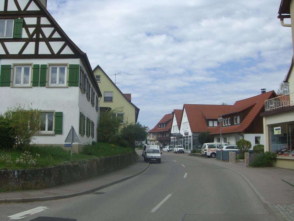 Mühlstraße Die Mühlstraße bildet die Verbindungsachse zwischen dem alten Dorfkern (hier Standort des im 19. Jh.