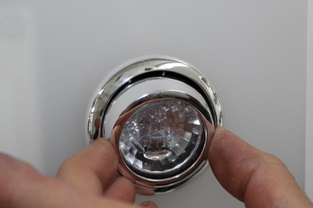 9. Austausch eines defekten Leuchtmittels Einbaustrahler Sigma Mini : Typ Stiftsockellampe: Osram Halostar G4 12 Volt 20 Watt Inneren Ring nach links drehen und abnehmen.