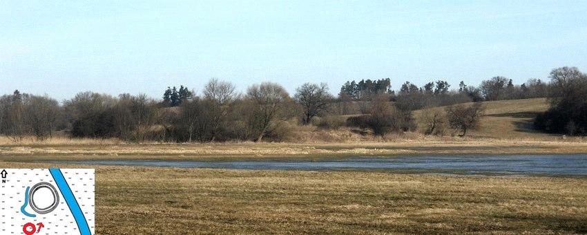 Das Vorgelände ist heute stellenweise überflutet, März 2012 Interessant ist, dass sich nordöstlich des Burgwalls am Talrand viele bronzezeitliche Hügelgräber und ein Großsteingrab befinden.