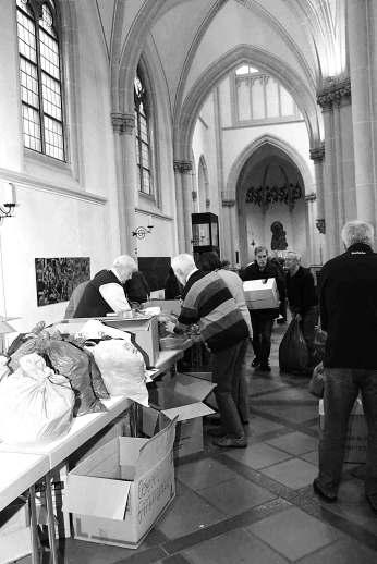 Caritas Liturgie In diesem Jahr fand unsere Rumänien- Aktion zum zweiten Mal in der Kirche statt, ich war beeindruckt von der beachtlichen Menge an Spenden, die den Kirchenraum füllten.