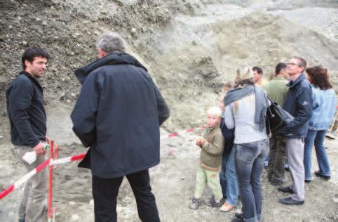Martin Lötscher (links), Chef der Kiesgrube Ballwil und Geologe, erklärt den Fund am Tag der offenen Tür.