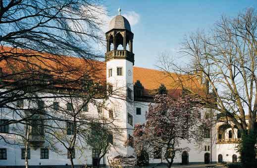 Lucas Cranach wirkte als Maler und Bürgermeister viele Jahre in der Stadt. Hans Lufft druckte 1534 hier die erste deutsche Bibel.