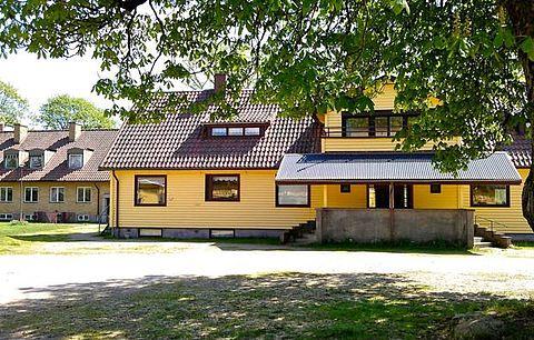 12 Previous Next Freizeitanlage Höjalens Selbstversorgung bis 57 Personen Im Süden Schwedens, in waldreicher Umgebung, direkt am See Vittsjö,