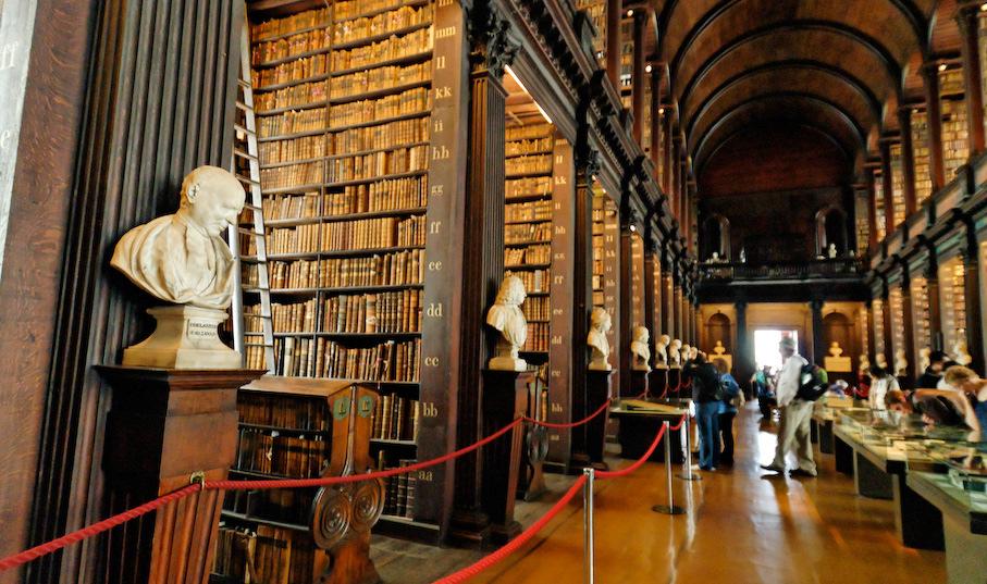 Im Long room: Bücher über Bücher Wir besichtigen anschließend die St. Patricks-Kathedrale. Der Hl.