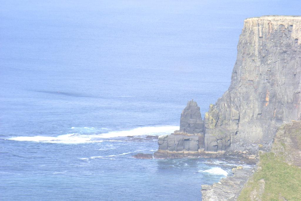Über die Küstenstraße erreichten wir eine weitere sehenswürdige Touristenattraktion, die eindrucksvollen "Cliffs of Moher", über 200 m abrupt senkrecht zum Atlantik abfallende Klippen, die sich über
