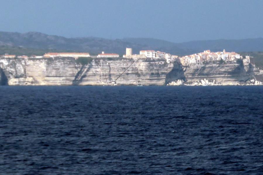 Korsika ist von Sardinien nur 12 km entfernt. Als Erstes kam die Hafenstadt Bonifacio in Sicht.