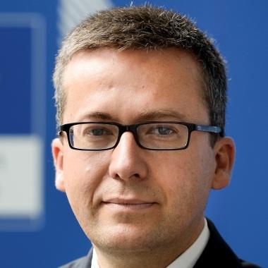 We need them to guide politicians and policy makers and to inform public opinion. Carlos Moedas, neuer EU-Kommissar für Forschung, Wissenschaft & Innovation Research, science and innovation.
