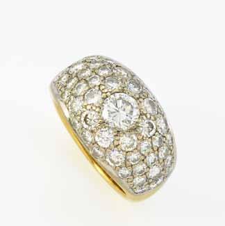 170 BRILLANT-JUWELEN- COLLIER. 750/- Weißgold, Gewicht: 50,1g. L. 43,5cm. 116 Diamanten im Princess-Cut zus.ca. 30,63ct TW-W(F-H) VVS-VS. 30.000-35.000 US$ 40.800-47.600 171 SAPHIR-DIAMANT-RING.