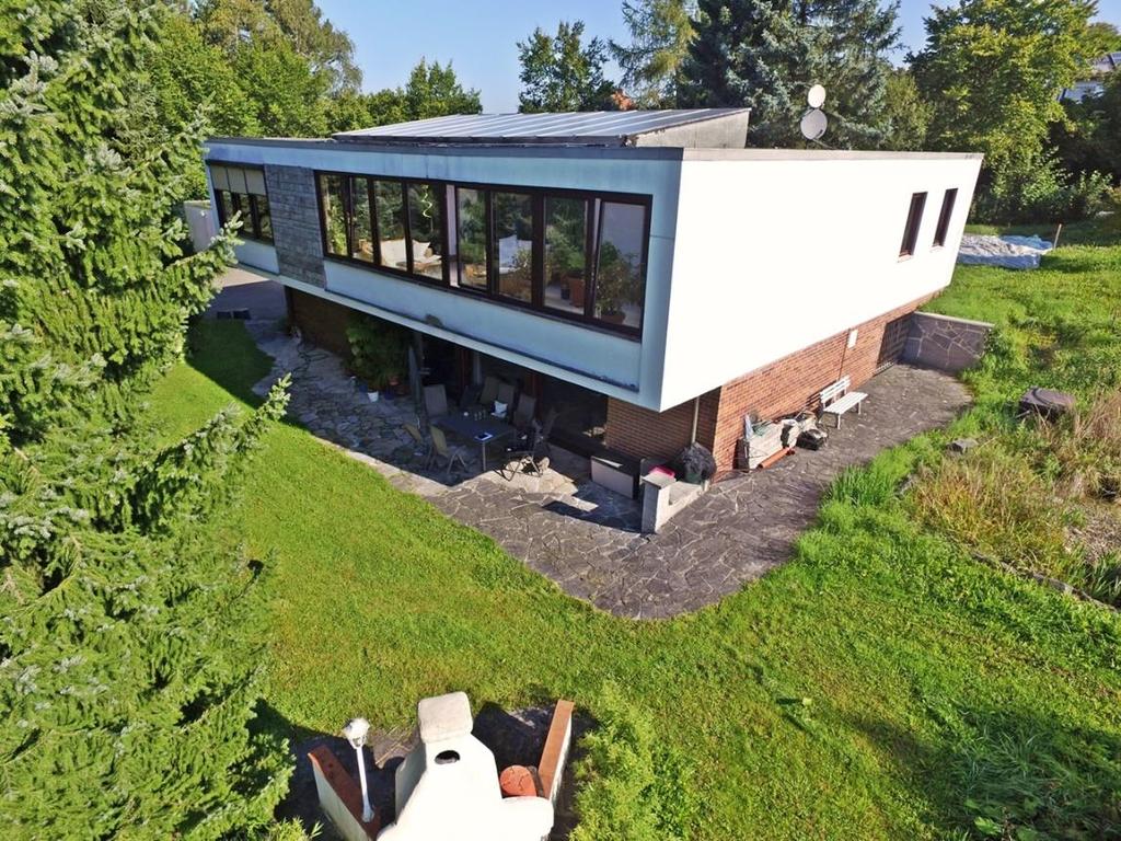 Objekt Nr.: 32120 Architektenhaus auf großem Grundstück in Himmelkron Baujahr: 1970 Sanierung: 2007 (Heizung + Wintergarten) Energieausweis: Wohnfläche ca. 234 m² Nutzfläche: ca.