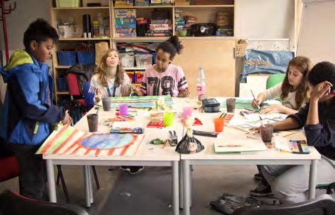 Die Mädchen entscheiden Wir bringen die sozialpädagogische Perspektive ein und die Honorarkräfte, die die Kurse oder Workshops geben, die künstlerische.
