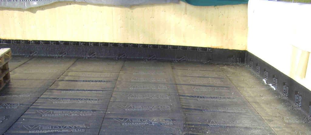 Die Holzwände werden außen mit 260 mm EPS WLG 032 gedämmt und verputzt, innen bleiben die Holzoberflächen meist sichtbar, wo technisch