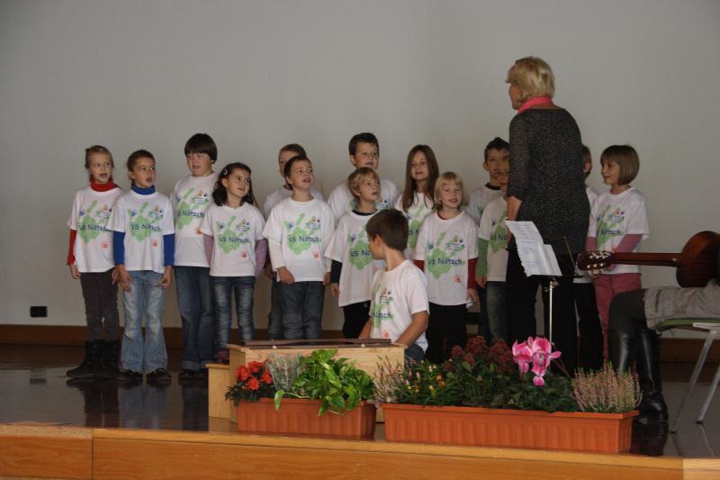 Kinder der Volksschule Nötsch singen Lieder in deutscher, slowenischer und italienischer Sprache.