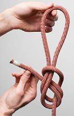 In das Ende des Seils wird ein Achterknoten so gebunden, dass noch etwa ein Meter