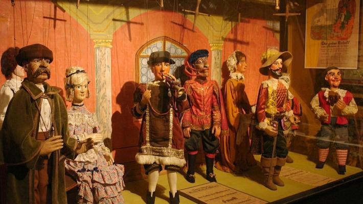 TheaterFigurenMuseum (2.7 km) Ein Besuch im Marionettenmuseum ist etwas ganz besonderes: Hier warten zahlreiche Figuren auf neugierige Besucher. Und mit mehr als 1.