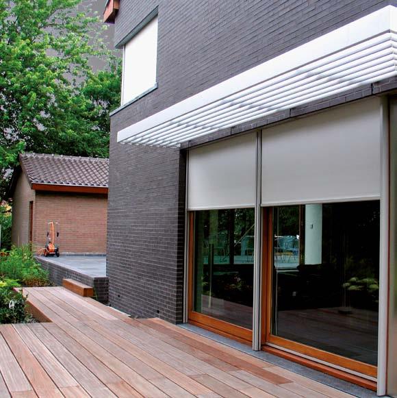 Sonnenschutzlösungen von RENSON Vertikaler : schützt bei vertikaler Verglasung vor Wärme, auch bei großen Glasflächen Horizontaler : schützt bei Lichtstraßen, Oberlichtern und kleinen Wintergärten