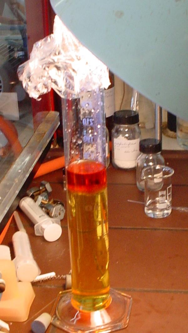 In dem ersten Standzylinder (Foto 3 rechts) ist der Gelbton des Bromwassers deutlich blasser geworden, während das Hexan einen kräftig rotbraunen Farbton angenommen hat.