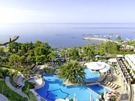 Unser Hotel auf Zypern Das komfortable 4-Sterne-Hotel "Mediterranean Beach" befindet sich direkt am Strand, eingebettet in die Bucht von