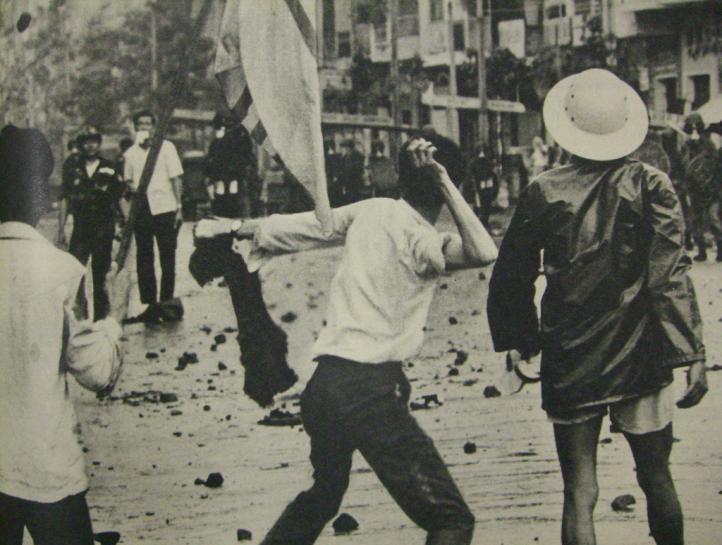 Nach der Kapitulation Da Nangs flogen Troeller und seine Kollegin nach Saigon, um sich dort einige Tage von den Geschehnissen zu erholen.