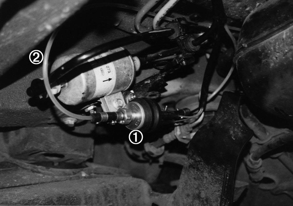 Wasserschläuche unterhalb des Batteriekastens mit einer Rohrschelle an einer vorhandenen Schraube M6 4 2 1 3 Wichtig!