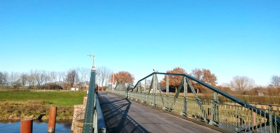 Bild 3: 53 40'28.8"N 9 36'29.6"E Die Klevendeich-Brücke über die Pinnau ist eine genietete Stahlkonstruktion und steht als Industriedenkmal unter Denkmalschutz.