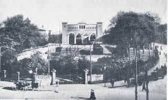 Als Entrée für die ankommenden Reisenden entstand der Bayrische Platz, auf dem Gelände des Bahnhofs entstanden 1876 noch der neue Kohlebahnhof und ein Bahnbetriebswerk.