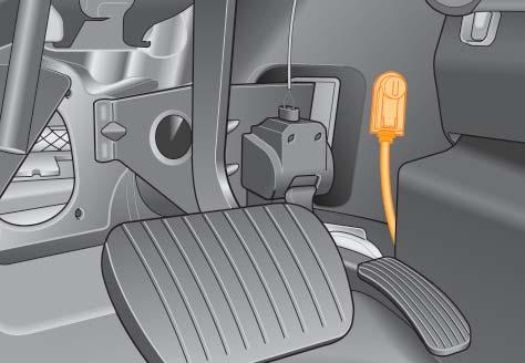 Crafter Die Starterbatterie des Crafter befindet sich im Fußraum vor dem Fahrersitz unter einer Abdeckung.