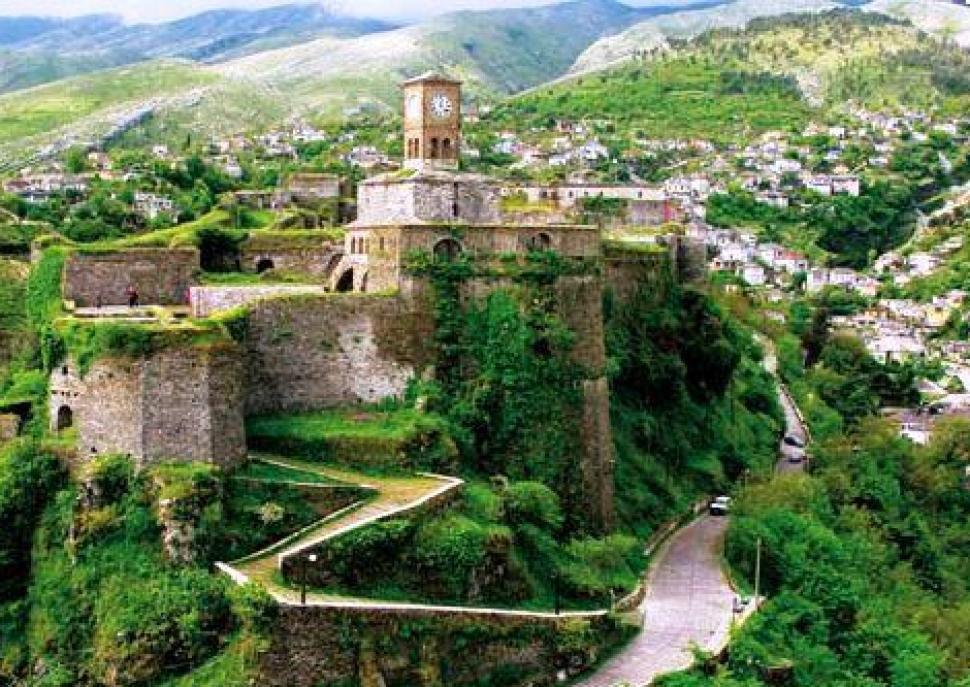 Gjirokastra., Die von der Balkanarchitektur geprägte Stadt bezaubert mit einem kompakten Kern von alten Häusern, die neben der Burg am Berghang liegen.