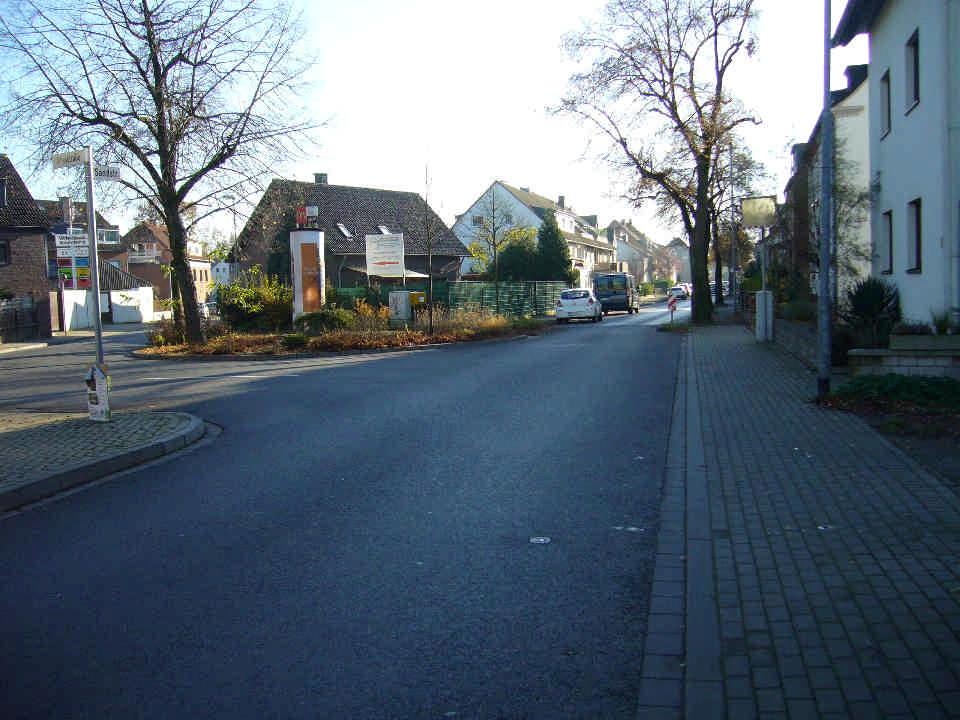 Straßencharakter: Sammelstraße 9 Sandstraße Länge: ca. 350 m Griesstraße - Monheimer Straße Breite: ~ 6,0 m Verkehrsstärke: 6.