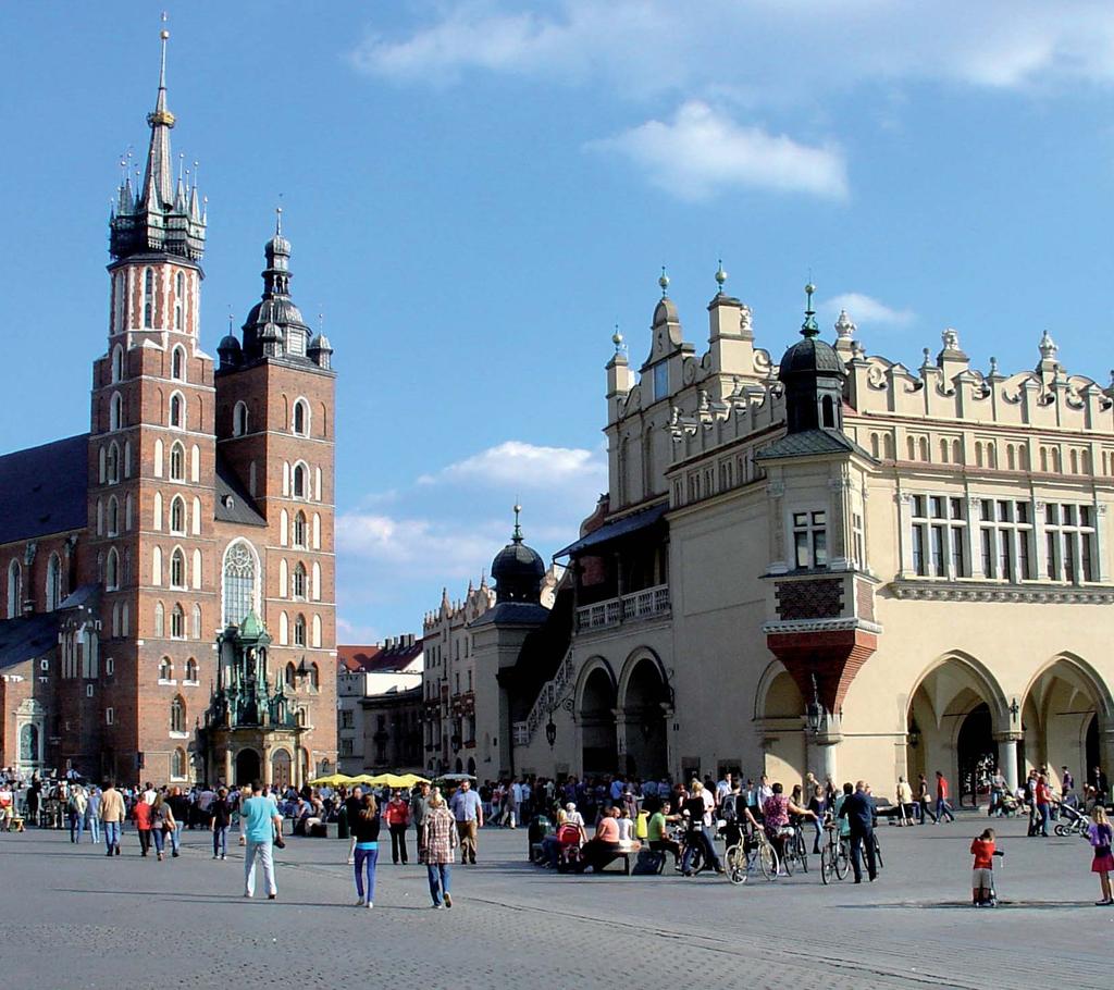 STUDIENFÜHRER Hauptmarkt mit Tuchhallen und Marienkirche in Krakau.