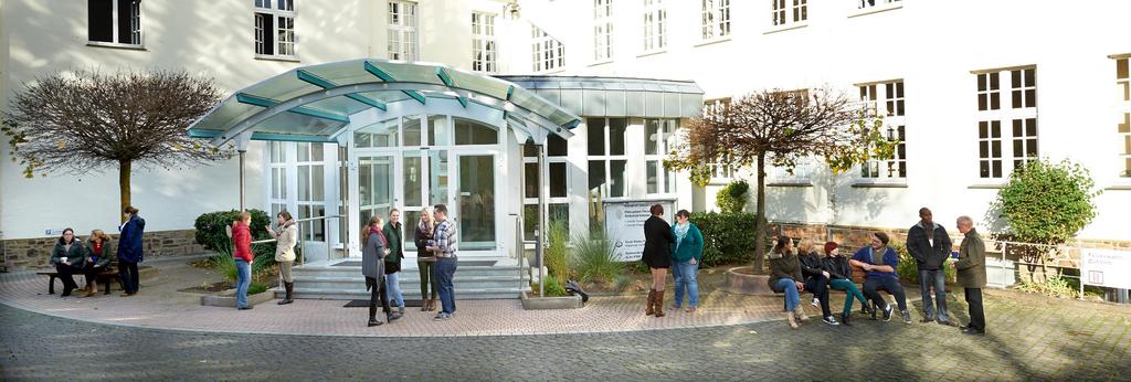 Erste und bislang einzige Pflegewissenschaftliche Fakultät an einer deutschen Hochschule im Universitätsrang Masterstudiengang Pflegewissenschaft (seit 2006) Promotionsprogramm Pflegewissenschaft