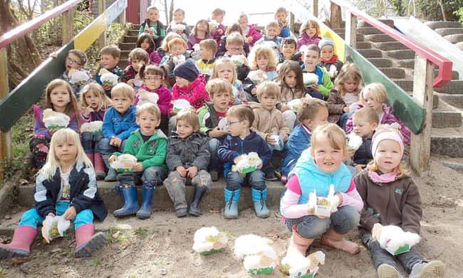 Rundschau - 12 - Ausgabe 17/2014 Im Kindergarten Odenbach war der Osterhase da! Auch in diesem Jahr machten die Odenbacher Kindergartenkinder mit ihren Erzieherinnen einen Osterspaziergang.