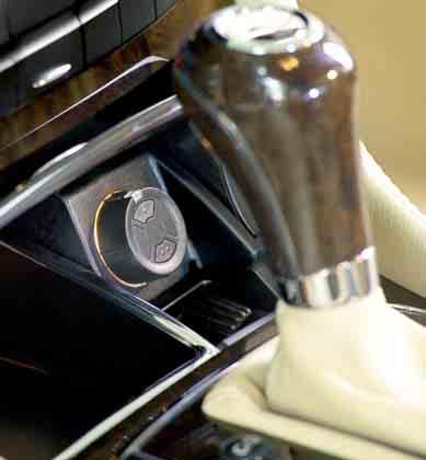 Schlüsselring Handsender HS 4 für vier Funktionen Handsender HS 1 für eine Funktion In Ihrem Auto ist er immer griffbereit, unauffällig eingeschoben in den Kfz-Zigarettenanzünder.