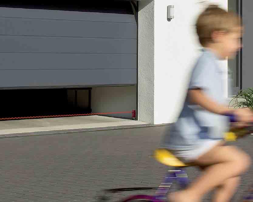 Besonders Familien mit Kindern wissen ein mehr an Sicherheit zu schätzen. TIPP: Eine in der Garagenöffnung installierte Lichtschranke stoppt das Tor sofort, berührungslos.