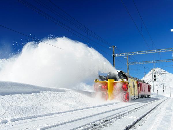Betreiber der Albula-/Bernina-Bahn ist die Rhätische Bahn, ein Bahnunternehmen, das ein 385 Kilometer langes Schienen-Netz in der Nordost-Schweiz unterhält.