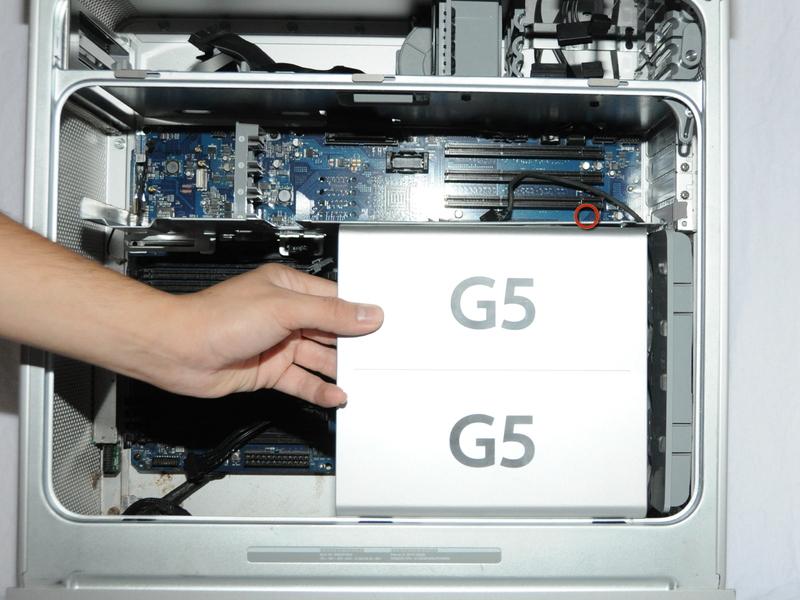 Schritt 8 Entfernen Sie den G5 Metallabdeckung aus der Verarbeitung / Kühleinheit des Computers.
