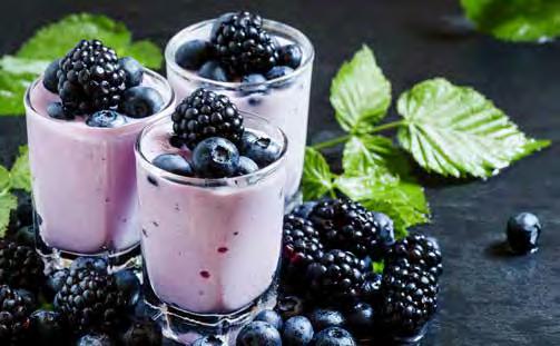 YANA AGE LATER ANTIOXIDANT SMOOTHIE PORTIONEN: 2 1/2 Tasse Bio-Erdbeeren (gefroren oder frisch) 1/2 Tasse Bio-Heidelbeeren (gefroren oder frisch) 260g Vanillejoghurt 120ml Bio-Mandelmilch