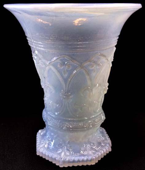 Farbe: während bei vielen Vasen die Farben meistens nicht auf dem ganzen Stück gleich sind und keine klare blaue oder eben hell-opaline Farbe aufweisen, sind diese beiden Vasen genau so, wie man sich