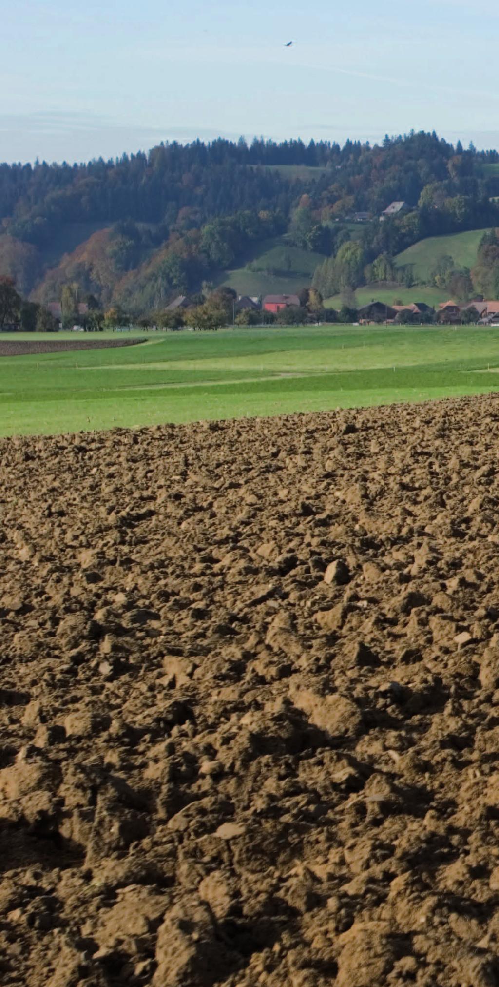 Element Erde Feldarbeit oberhalb Zollbrück Gott schuf Himmel und Erde als Lebensgrundlage. Er übertrug dem Menschen die Verantwortung für die achtsame Nutzung und Bewahrung.