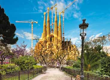 Hier im Park sehen Sie u.a. die farbigen Keramikbänke, die Salamander-Fontäne am Fuße der Sala Hipostila sowie die faszinierenden Gaudi-Gebäude.