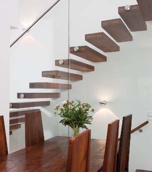 Holzfinish: Sie könnte auch eine Kunstinstallation sein die Kragarmtreppe.