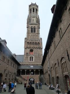 weitläufigen Marktplatz überragt.