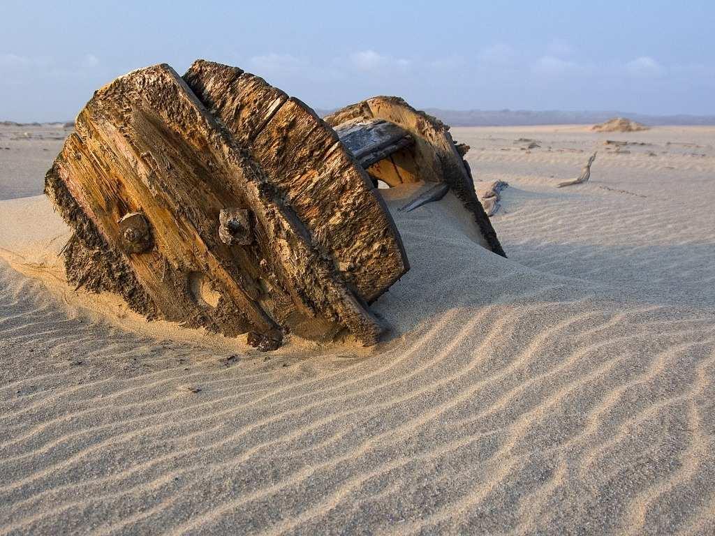 Skeleton Coast Camp***** Diese unvergessliche bietet Ihnen spektakuläre Eindrücke aus der Vogelperspektive auf die Skeletonküste mit Ihren Schiffswracks und die Wüste Namib.