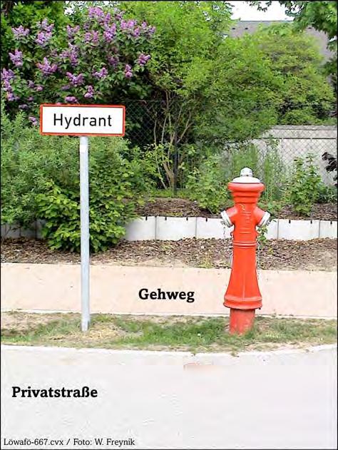 Bild 42: Ausführung und Kenntlichmachung eines Überflurhydranten innerhalb einer Reihenhaussiedlung (Berlin) Der Überflurhydranten befindet sich hier auf
