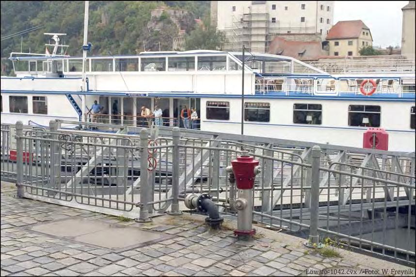 Bild 61: Überflurhydrant neben einer Anlegebrücke für die Donau-Personen- Schifffahrt (Passau) Einer der oben
