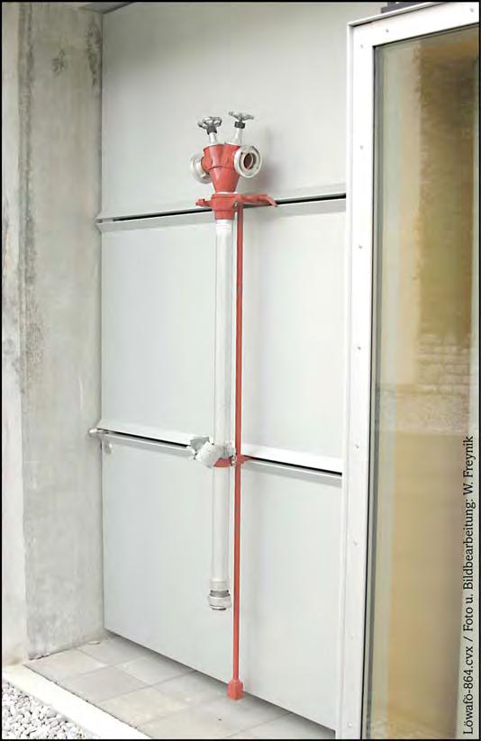 Bild 91: Gerätesatz, bestehend aus Standrohr, Unterflurhydrantenschlüssel sowie der Vorrichtung zum Stabilisieren des Standrohres im Hydranten.